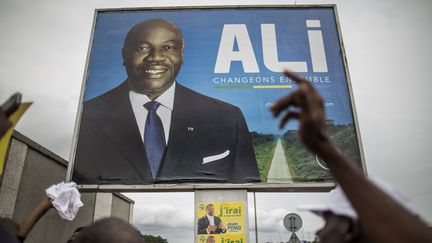 Une affiche d'Ali Bongo&nbsp;Ondimba à Libreville (Gabon), le 26 août 2016. (MARCO LONGARI / AFP)