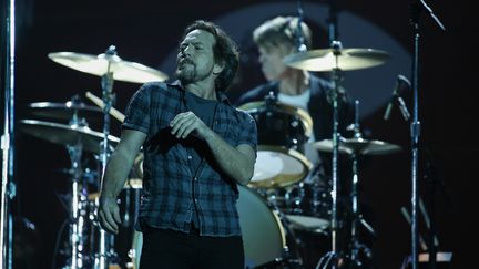 Eddie Vedder, du groupe Pearl Jam, durant un concert à New York (Etats-Unis), le 26 septembre 2015. (KENA BETANCUR / AFP)