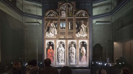 "L'Adoration de l'Agneau mystique" des frères Van Eyck en partie restaurée est exposée à la cathédrale Saint-Bavon de Gand.
 (DIRK WAEM / Belga / AFP)