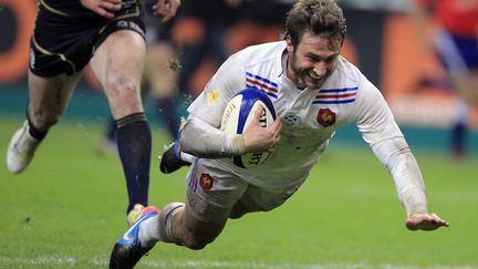 Maxime M&eacute;dard aplatit le second essai fran&ccedil;ais contre l'Ecosse (23-16), le 16 mars 2013 au Stade de France.&nbsp; (GONZALO FUENTES / REUTERS)