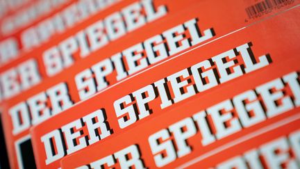 Plusieurs couvertures du magazine "Der Spiegel", à Berlin (Allemagne) le 19 décembre 2018. (KAY NIETFELD / DPA)