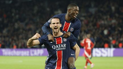 Fabian Ruiz et Ousmane Dembélé célèbrent un but face à Brest en Ligue 1, le 14 septembre 2024. (GEOFFROY VAN DER HASSELT / AFP)