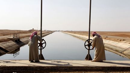 notre confrère de Géopolis, l’eau est aussi un enjeu dans les conflits mondiaux. «La sécheresse qui a touché le nord de la Syrie n'est pas étrangère au déclenchement de la révolte syrienne de 2011, affirment des chercheurs américains. La Syrie et l’Irak souffrent d’une mauvaise pluviométrie et de la baisse du débit de l’Euphrate due aux grands barrages turcs. L'eau est l'un des principaux facteurs du conflit au Proche-Orient, exacerbé par les changements climatiques en cours», écrit-il.
 
 (Reuters/khaled al-Harir)