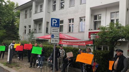 Des manifestants&nbsp;pour la réouverture des bars, dans le quartier de Spandau, à Berlin,&nbsp;lundi 25 mai. (LUDOVIC PIEDTENU / RADIO FRANCE)