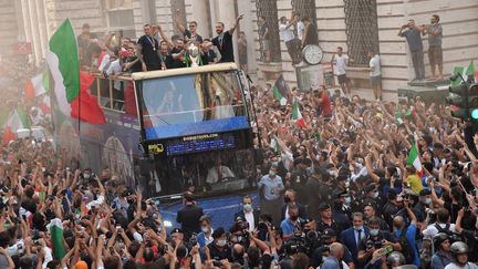 L'équipe d'Italie est acclamée par ses fans dans les rues de Rome, le 12 juillet 2021, lors de son retour au pays.&nbsp; (TIZIANA FABI / AFP)