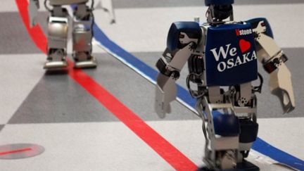 Des robots bipèdes en plein marathon, à Osaka, le 24 février 2011 (AFP PHOTO / Vstone / HO)