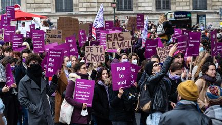 Le cortège d'une manifestation organisée par le mouvement féministe NousToutes contre les violences conjugales, sexistes et sexuelles défile, le 20 novembre 2021, à Paris. (AMAURY CORNU / HANS LUCAS / AFP)