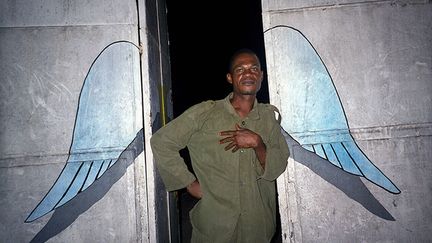 David Damoison est né en 1963 d’un père martiniquais et d’une mère originaire du Tarn. Après des cours de photographie à l’Ecole Boulle de Paris, il devient assistant dans les ateliers de l’American Center de Paris. Devenu professionnel, il publie ses travaux dans divers journaux et revues (Libération, l’Evénement du Jeudi, Le Nouvel Observateur, Télérama...). Envoyé spécial dans les Caraïbes pour Revue Noire, il interroge les identités créoles et africaines à travers les territoires parcourus, (Cuba, Haïti, Dominique, Guadeloupe, Martinique, Congo et Mali). "Ses images sont souvent des fragments de la condition humaine dans ses aspects les plus universels. (…) Son regard au-delà de l’objectif, conserve la générosité de saisir l’humain dans sa permanente fragilité" déclare Latyr Diouf (galerie Anne de Villepoix).&nbsp; &nbsp; &nbsp; (REVUE NOIRE)