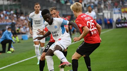 Bamba Dieng (Olympique de Marseille) couvre le ballon face à la défense de Rennes en Ligue 1, le 19 septembre 2021 au Stade Vélodrome (CHRISTOPHE SIMON / AFP)