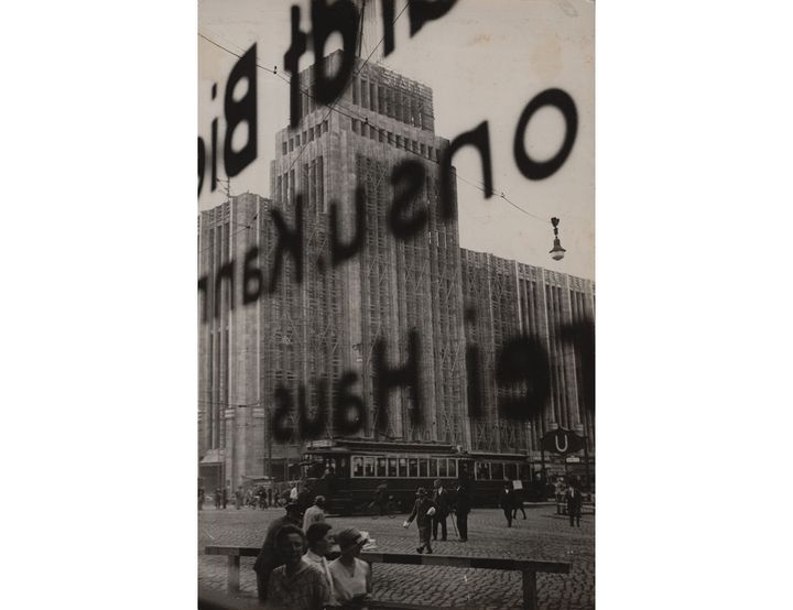 Umbo (Otto Umbehr), Vue du grand magasin berlinois Karstadt, 1929. The Museum ofModern Art, New York. Collection Thomas Walther. Don de Shirley C. Burden, par échange (© ADAGP, Paris, 2021. © 2021 Umbo/ Gallery Kicken Berlin/ Phyllis Umbehr/VG Bild-Kunst, Bonn. © The Museum of Modern Art, New York, 2021, pour l’image numérisée)