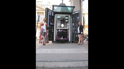 Céline Rauwel (à gauche) et Adeline Dupont (à droite) devant le kiosque du Palais Royal
 (Corinne Jeammet)