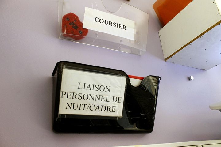 Les infirmières de nuit peuvent laisser des messages par écrit au cadre de leur service, à l'hôpital de Martigues.&nbsp; (LOUISE HEMMERLE / FRANCE INFO)