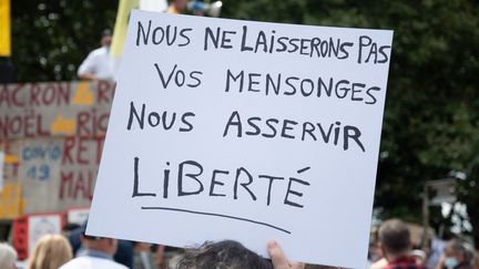 Une pancarte anti-pass sanitaire lors d'une manifestation contre le fameux sésame à Metz le 31 juillet 2021. (NICOLAS BILLIAUX / HANS LUCAS)