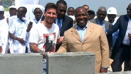 Le footballeur argentin Lionel Messi et le pr&eacute;sident gabonais Ali Bongo, le 18 juillet 2015, lors de la pose de la premi&egrave;re pierre d'un nouveau stade, &agrave; Port-Gentil (Gabon). ( BALAZS KORANYI / REUTERS )