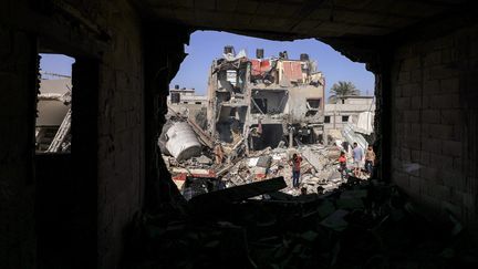 Un bâtiment détruit à Khan Yunis dans le sud de la bande de Gaza, le 8 novembre 2023. (MAHMUD HAMS / AFP)