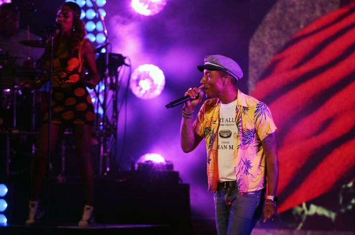 Pharrell Williams et l'une de ses choristes à Vienne
 (Jean-François Lixon)