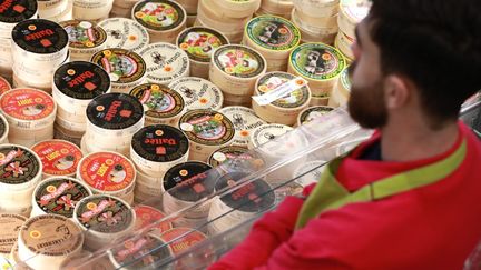 Différents paquets de fromage français "Camembert de Normandie" au lait cru de vache lors de l'ouverture du 57e Salon international de l'agriculture à la Porte de Versailles à Paris, le 22&nbsp;février 2020. (LUDOVIC MARIN / AFP)