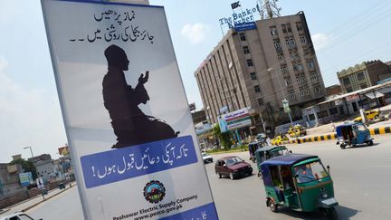 Une des affiches de la soci&eacute;t&eacute; productrice d'&eacute;lectricit&eacute; Pesco, &agrave; Peshawar (Pakistan), le 21 juillet 2013. (A. MAJEED / AFP)