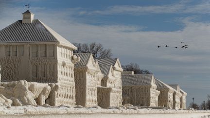 Des maisons recouvertes de glace, le 28 décembre 2022 à Fort Erie (Canada). (COLE BURSTON / AFP)