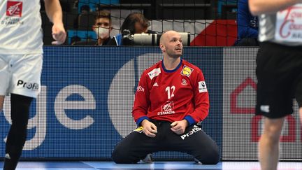 Vincent Gérard face à la Suède, en demi-finales de l'Euro de handball, le 28 janvier 2022. (ATTILA KISBENEDEK / AFP)