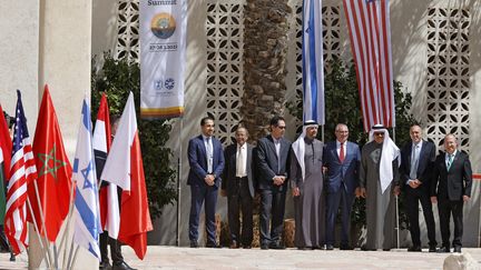 Les chefs de la diplomatie d'Israël et quatre pays arabes lors d'une rencontre à Sde Boker en Israël, le 28 mars 2022. (JACK GUEZ / AFP)