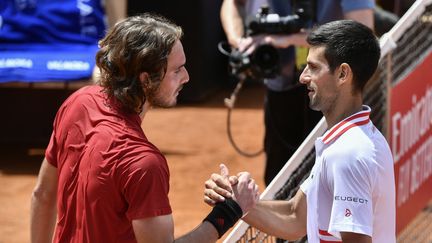 Novak Djokovic et&nbsp;Stefanos Tsitsipas à Rome, le 15 mai 2021.&nbsp; (FILIPPO MONTEFORTE / AFP)