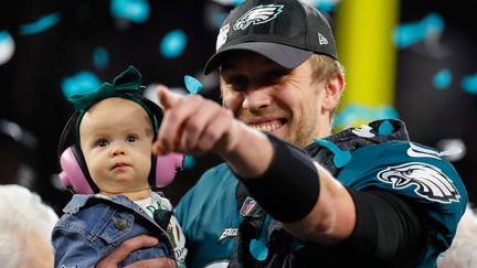 Nick Foles et sa fille Lily après la victoire des Eagles de Philadelphie face aux New England Patriots, le 4&nbsp;février, lors du 52e Super Bowl. (KEVIN C. COX / GETTY IMAGES NORTH AMERICA  / AFP)