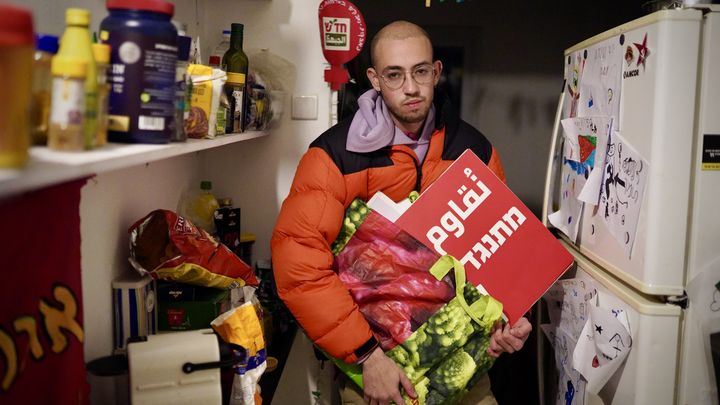 Yeheli, 23 ans, coordinateur du réseau Mesarvot, se prépare pour une manifestation à Tel-Aviv, le 3 février 2024. (PIERRE-LOUIS CARON / FRANCEINFO)