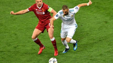 Karim Benzema et Jordan Henderson au duel lors de la finale de Ligue des champions de 2018 à Kiev (Ukraine). (SERGEI SUPINSKY / AFP)