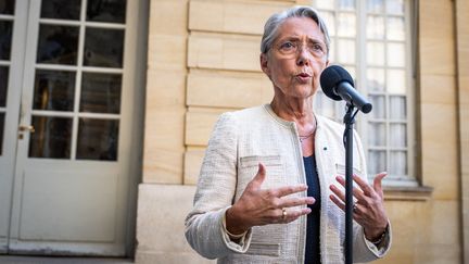 La Première ministre Elisabeth Borne s'exprime devant l'hôtel de Matignon, le 3 juillet 2023 à Paris. (XOSE BOUZAS / HANS LUCAS / AFP)