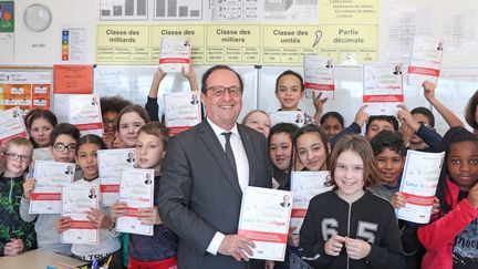 L'ancien président de la République François Hollande dans une classe à Mulhouse le 7 février 2020 présente son livre pour la jeunesse "Leur République" (Glénat) (DAREK SZUSTER / MAXPPP)