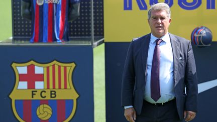 Joan Laporta, le président du FC Barcelone, lors de la présentation de Jules Koundé comme nouveau joueur du club catalan, le 1er août 2022. (URBANANDSPORT / AFP)