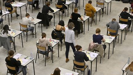 Des lycéens passent l'épreuve de philosophie du bac, le 17 juin 2021, à Lorient (Morbihan). (MAXPPP)