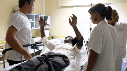 Chef de service et équipe soignante au chevet d'un patient atteint de la dengue au CHU de Fort-de-France (17/08/2010) (AFP / Patrice Coppée)