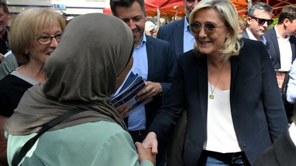 Marine Le Pen en déplacement sur le marché de Marignane, dans les Bouches-du-Rhône, le 24 mai 2022. (NICOLAS TUCAT / AFP)