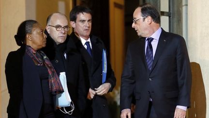 De gauche &agrave; droite : la ministre de la Justice, Christiane Taubira, le ministre de l'Int&eacute;rieur,&nbsp;Bernard Cazeneuve, le Premier ministre, Manuel Valls, et le pr&eacute;sident Fran&ccedil;ois Hollande &agrave; l'Elys&eacute;e, &agrave; Paris, le 9 janvier 2015. (PATRICK KOVARIK / AFP)