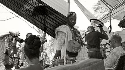 Notables et photographes lors de la fête du vodou (Allada, Bénin, 2019).&nbsp; &nbsp; &nbsp; (CATHERINE DE CLIPPEL)