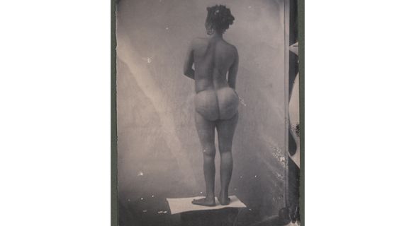 Bochiman nomm&eacute;e Strin&eacute;e (32 ans), de l'ethnie Hottentot.&nbsp;Tirage sur papier albumin&eacute;.&nbsp;22 x 14 cm. (&copy; MUS&Eacute;E DU QUAI BRANLY, PHOTO ROUSSEAU, LOUIS.)