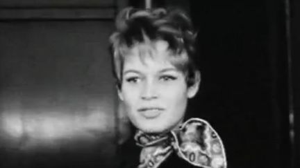 Brigitte Bardot, 19 ans, vient de descendre du train couchettes de Paris
 (INA)