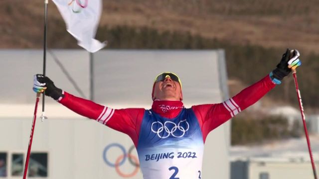 Alexander Bolshunov est pour la première fois sacré champion olympique, en remportant le skiathlon. C'est même un doublé russe, avec la deuxième place pour Denis Spitsov.