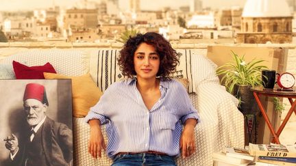 La comédienne&nbsp;Golshifteh Farahani est à l'affiche d'"Un Divan à Tunis", premier film de la Franco-tunisienne Manele Labidi qui est sorti en France le 12 février 2020.&nbsp;
 (CAROLE BETHUEL/DIAPHANA DISTRIBUTION)