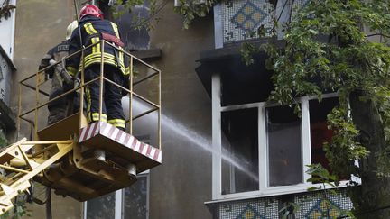 Des pompiers éteignent un incendie après qu'une frappe russe a touché un immeuble de Soumy (Ukraine), le 3 juillet 2023, faisant un mort et 15 blessés selon les autorités locales. (ANDRII MARIENKO/AP/SIPA)