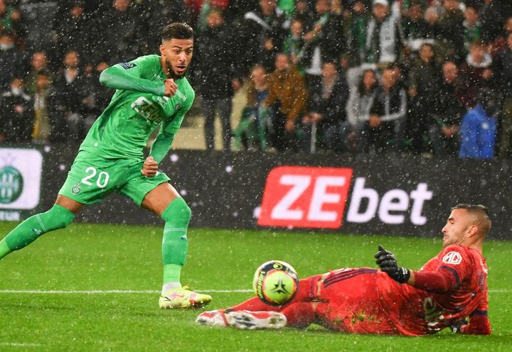 Denis Bouanga et&nbsp;Anthony Lopes lors de ASSE-Lyon, le 3 octobre 2021.&nbsp; (PHILIPPE DESMAZES / AFP)