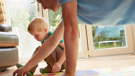 L'application "Mon Pajemploi au quotidien" sera lancée par l'Urssaf en septembre pour faciliter les démarches des parents qui emploient un garde d'enfant. (Photo d'illustration) (EMMA KIM / CULTURA CREATIVE / AFP)