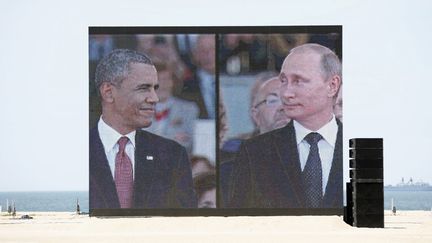 Un &eacute;cran g&eacute;ant montre le pr&eacute;sident am&eacute;ricain Barack Obama et son homologue russe Vladimir Poutine lors des c&eacute;r&eacute;monies du 70e anniversaire du D&eacute;barquement &agrave; Ouistreham (Calvados), le 6 juin 2014. (KEVIN LAMARQUE / REUTERS)