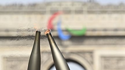 La flamme olympique devant l'Arc de Triomphe, le 15 juillet 2024 (JULIEN DE ROSA / AFP)