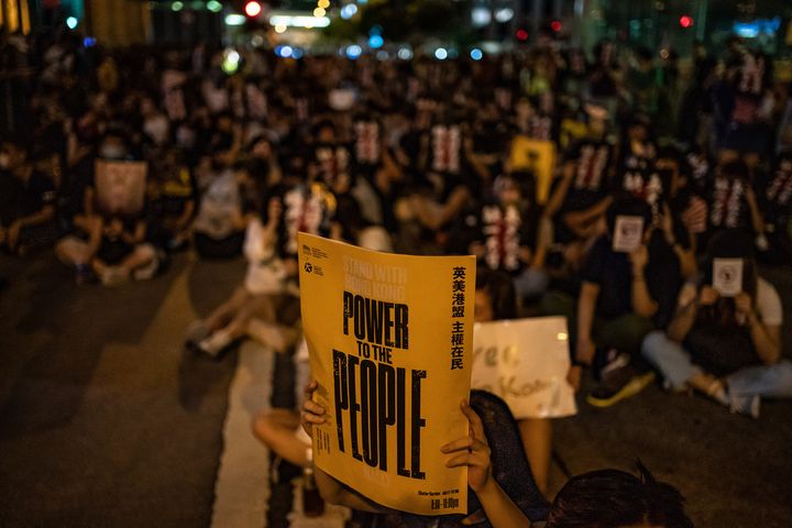 "Le pouvoir au peuple", demande ce militant lors de la manifestation du 16 août 2019 à Hong Kong. (ANTHONY KWAN / GETTY IMAGES ASIAPAC)