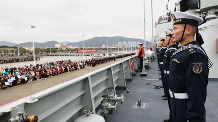 Soldiers queue on the bridge in Zhoushan, Zhejiang province (China), December 18, 2023. (FANG SIHANG / XINHUA / AFP)