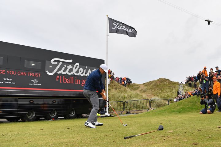 Jordan Spieth contraint de passer au-dessus de cette petite colline pour revenir sur le parcours, sur le trou N.13 lors de la dernière journée du British Open 2017