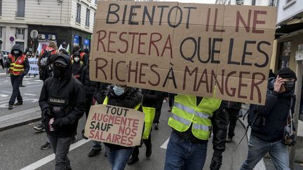 Une manifestation interprofessionnelle pour réclamer des hausses de salaires à Lyon, le 27 janvier 2022. (MAXIME JEGAT / MAXPPP)